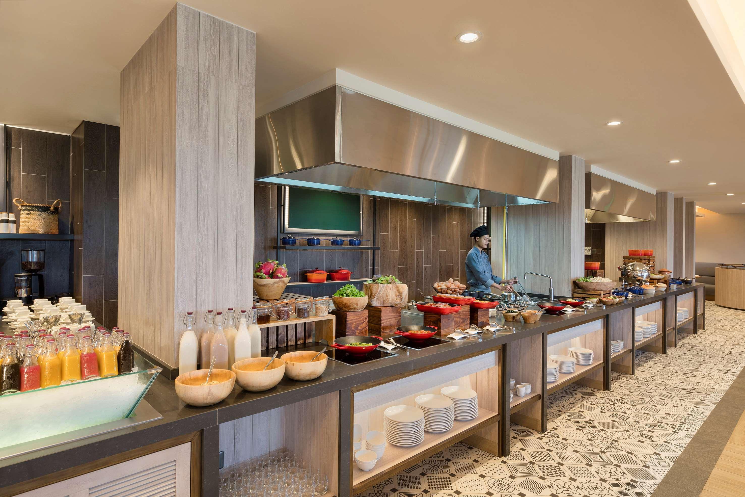Melia Ho Tram Beach Resort Bagian luar foto A live kitchen at a hotel