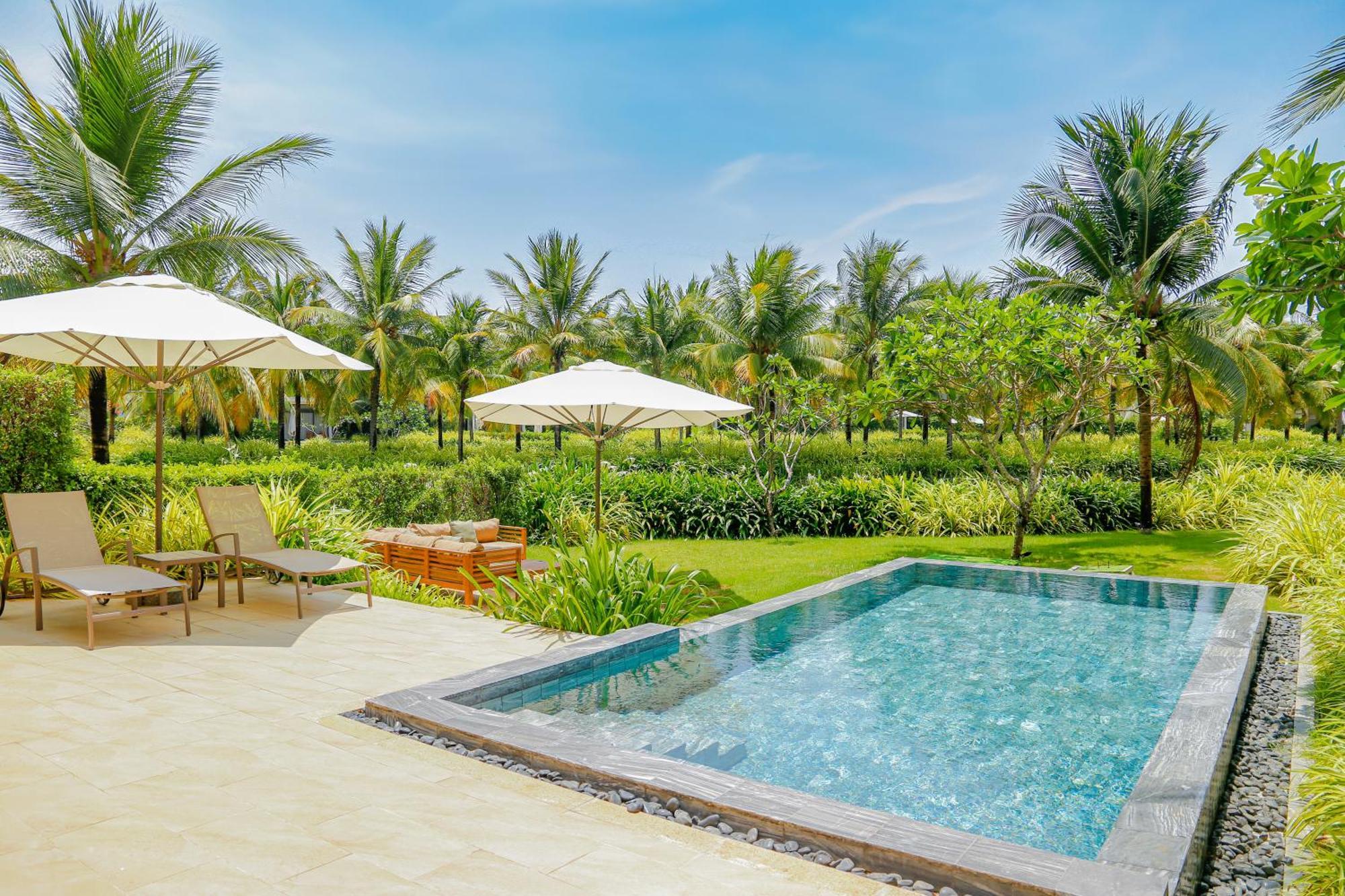Melia Ho Tram Beach Resort Bagian luar foto A pool at the resort