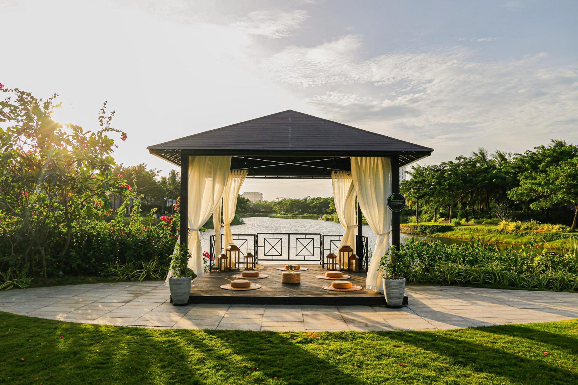 Melia Ho Tram Beach Resort Bagian luar foto The Lakefront