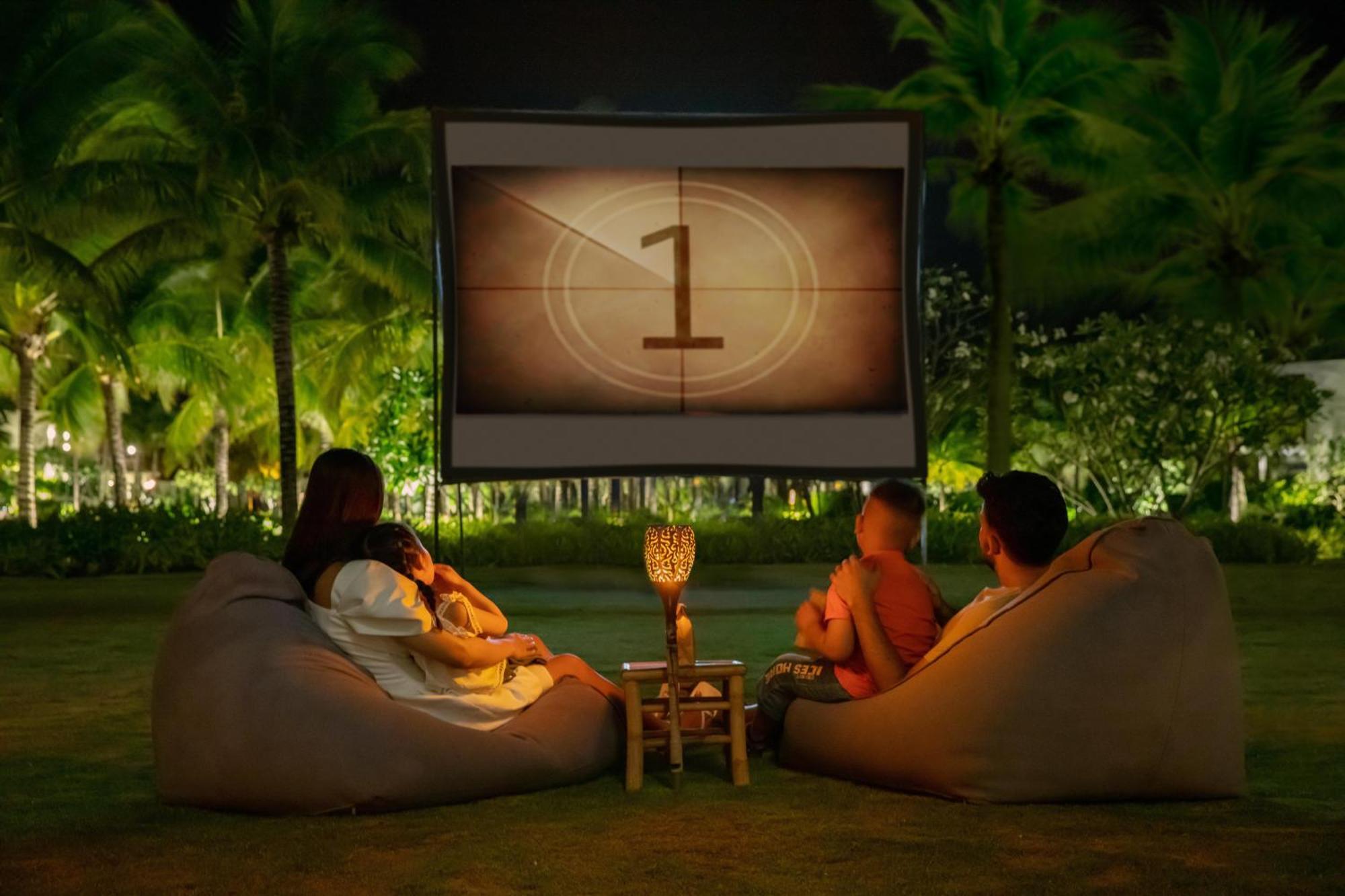 Melia Ho Tram Beach Resort Bagian luar foto Outdoor movie at The Village