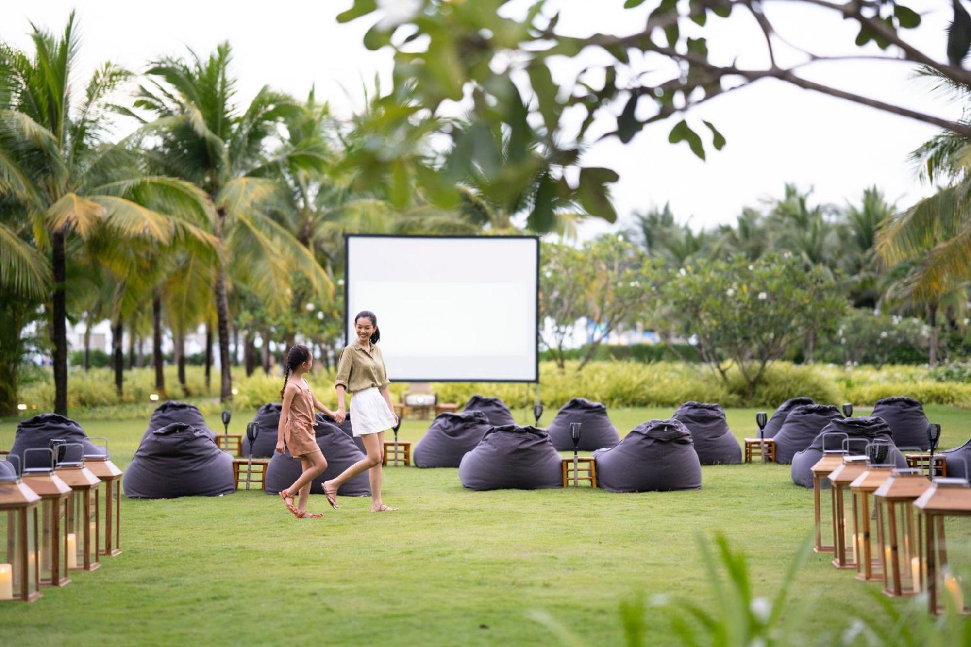 Melia Ho Tram Beach Resort Bagian luar foto The lawn at the resort