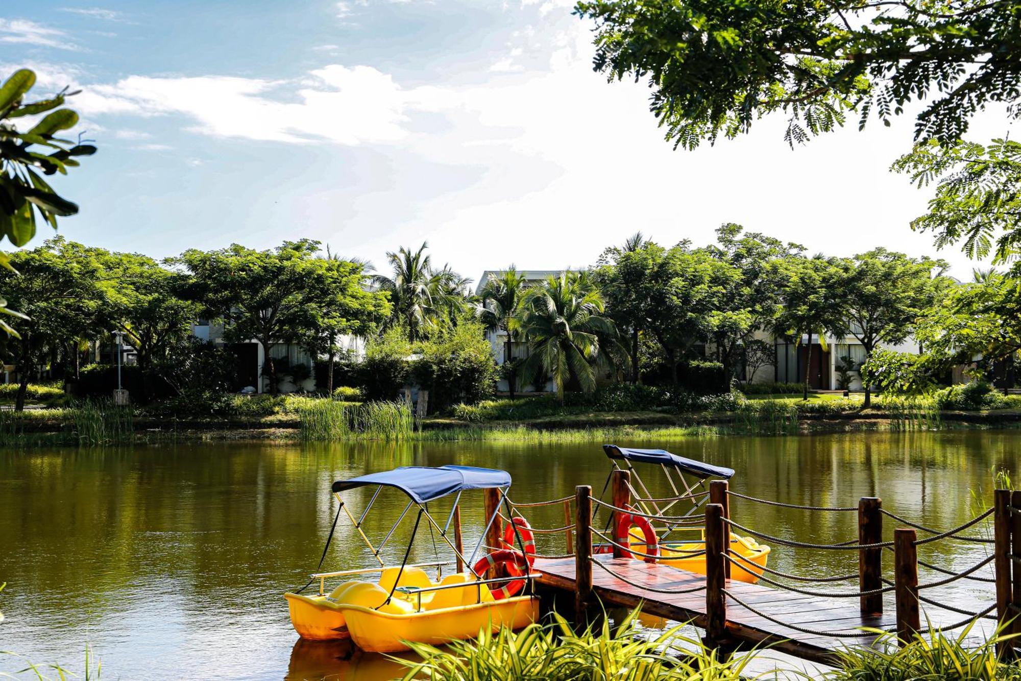 Melia Ho Tram Beach Resort Bagian luar foto The lake at the park