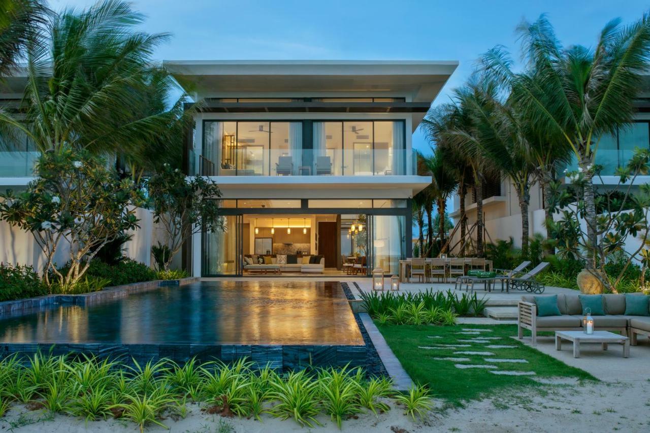 Melia Ho Tram Beach Resort Bagian luar foto A beachfront villa at the resort